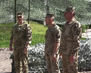 Хомчак представил личному составу нового командующего ООС