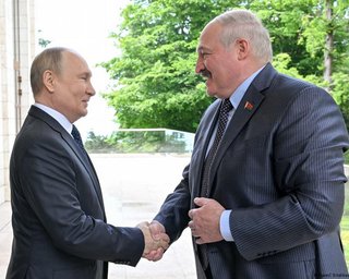 Сам себя переиграл: эксперт объяснил, как Путин из-за своего страха отдал инициативу Лукашенко