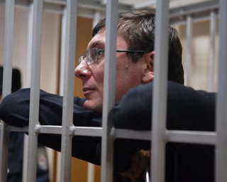 Луценко проголосует в клубе для осужденных 