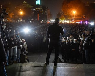Пашинян заявил, что не собирается в отставку. Колонна протестующих в Ереване двинулась на Генпрокуратуру и МИД