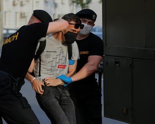 В Беларуси в четвертый день протестов силовики задержали около 700 человек