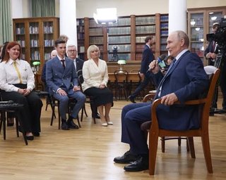 Синці на долонях: Путін з'явився перед школярами зі слідами від уколів, — ЗМІ