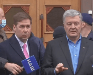 "Шоу Зеленского": Порошенко пришел на допрос в ГБР и отказался давать показания (видео)