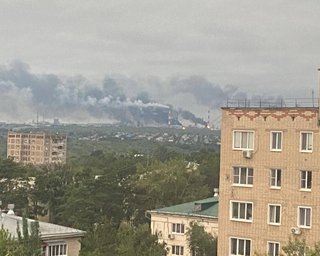 Горит один из крупнейших НПЗ системы "Роснефти": дроны массированно атаковали российскую Сызрань (видео)