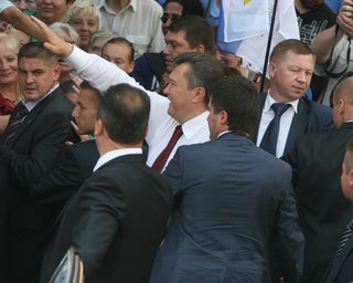 Защитный рефлекс. Охрана Януковича доставляет неудобства украинцам и шокирует иностранцев