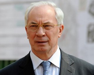Азаров уверен, что получит от России скидку на газ
