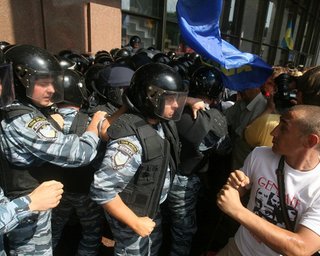 Протестующие под Украинским домом останутся на ночное дежурство