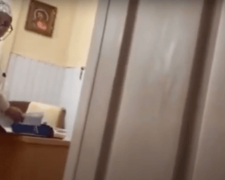 Просила відселити з палати з COVID-19: пацієнтці в Мукачево запропонували горище (відео)