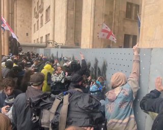 Жесткие задержания и водометы в Тбилиси: в Грузии протестуют против закона об "иноагентах" (видео)