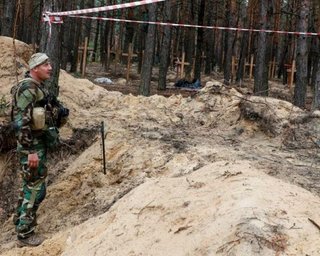 Журналісти показали масові поховання в Ізюмі після відходу ЗС РФ (фото, відео)