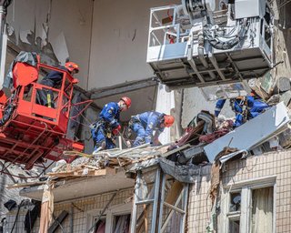 Взрыв дома на Позняках: под завалами ищут двух мужчин