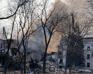 Живые взрослые и дети выходят из бомбоубежища под драмтеатром в Мариуполе, – Денисова
