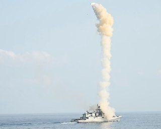 Готова к бою с Пакистаном: Индия запустила противокорабельные ракеты (видео)