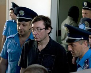 Луценко: Нигде не сажают людей за то, что они не признают вину
