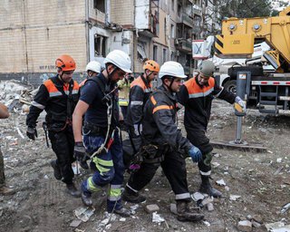 Удар по Кривому Рогу: пошуково-рятувальну операцію завершено, 6 людей загинули, — МВС (фото)