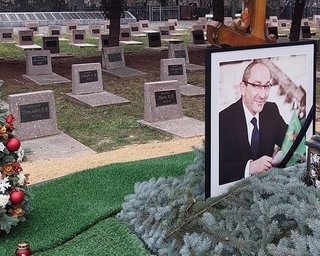 Годовщина смерти Кернеса: на могиле экс-мэра Харькова установили праздничную елку (фото)