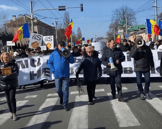 Митинг сторонников РФ в Молдове закончился дракой: полиция задержала более 50 человек (видео)