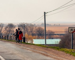 Прикрыла собой дочь: стало известно имя женщины, которую убили россияне на мосту в селе Маяки