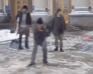 Харьковские коммунальщики "облагораживают" район пожара перед приездом Зеленского (видео)