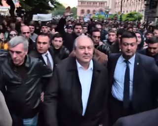 Президент Армении пообщался с протестующими