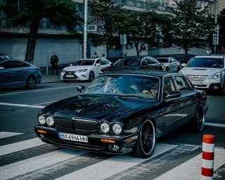 Один из 1100: в Киеве засветился лимитированный британский спортивный седан 2000-х (фото)