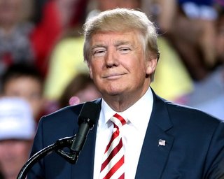 Twitter отметил твиты Трампа как сомнительные и предложил изучить публикации СМИ по теме