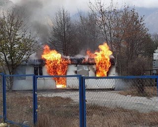 Тактика выжженной земли: армяне бегут из Карабаха, сжигая дома и разрушая могилы