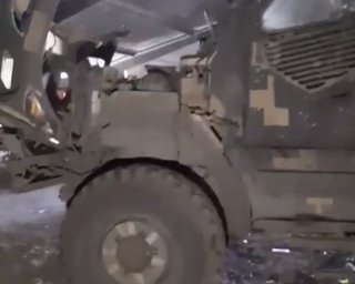 Боец ВСУ показал последствия атаки управляемой ракеты в бронеавтомобиль MaxxPro (видео)