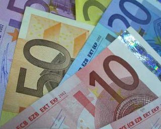 Межбанк: евро подешевел на 12 копеек