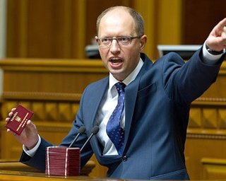 Яценюк предложил Азарову уйти на пенсию в 764 гривны