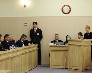 Тимошенко: нелегко бороться, когда кандидат-соперник принимает поздравления