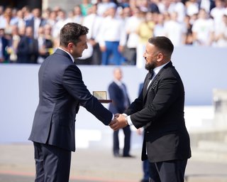 "Мріяти не шкідливо": Зеленський нагородив Монатика званням Заслуженого артиста (відео)