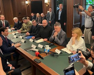 "Питання залишаються невирішиними": WSJ дізналось подробиці перемовин України та США у Флориді