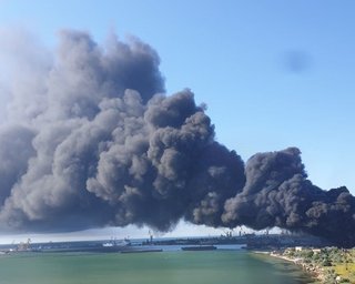 Вибухи в Криму: у Керчі палає ТЕЦ, шлейф диму розтягнувся на 47 кілометрів (відео)