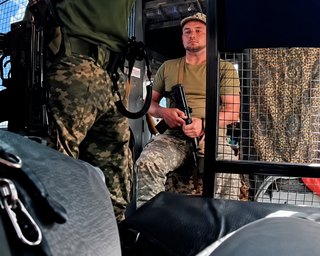 "Иначе сбегут в СЗЧ": военный показал автобус, на котором мобилизованных везут в учебный центр
