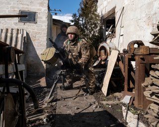 Украинские защитники показали видео боев в частном секторе Бахмута