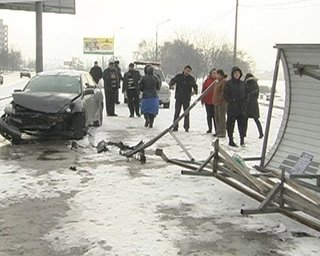 В Киеве девушка на Mitsubishi влетела в остановку с людьми