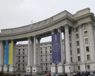 Названа причина решения президента о замене 12 послов