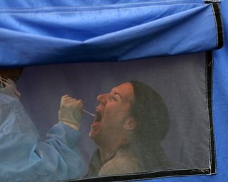 Неефективний проти нового штаму: у ПАР призупинили вакцинацію препаратом AstraZeneca