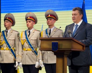 Янукович намерен полностью перевести Внутренние войска на контрактную основу