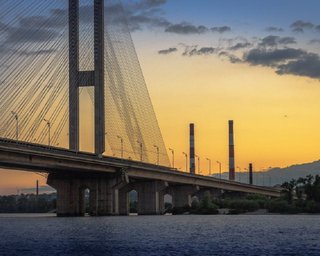 В Киеве раздались взрывы: россияне вновь атаковали Южный мост