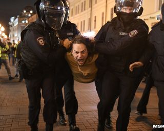 "Я — ветеран": в России на митингах задерживают даже сторонников мобилизации (видео)