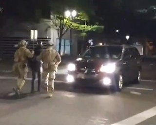 В США копы на машинах без номеров без объяснения причин задерживали протестующих