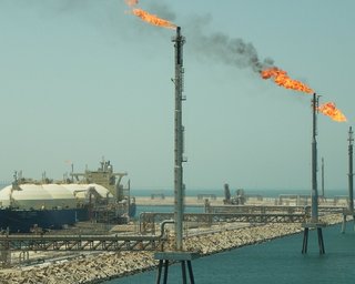 Цены вырастут вдвое, на заправках очереди: Катар остановил добычу газа после атак Ирана