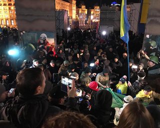 На Майдане полиция окружила активистов