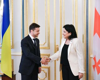 Зеленский провел первые официальные переговоры на посту президента