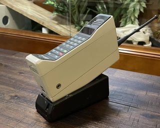 Перший мобільний телефон з'явився 43 роки тому: що він міг і як Motorola змінила світ (фото, відео)