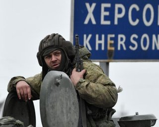 ЗС РФ почали евакуювати "держустанови" з Херсонської області до Криму, — Генштаб