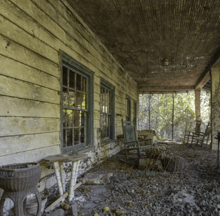 Куда исчезли люди: мужчина наткнулся на  заброшенный дом в лесу и разгадал его тайну