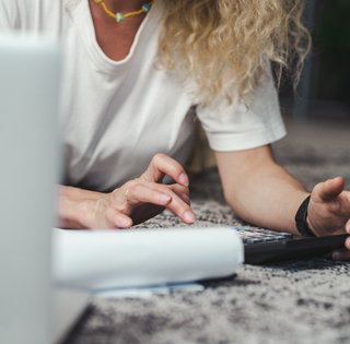 Выезд за границу не освобождает от налогов: кто из украинцев должен подать декларацию до 1 мая